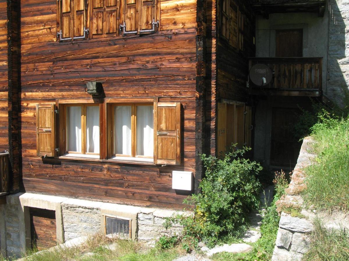 Alpia 26 - Zwei Zimmerwohnung In Traditionellem Walliser Haus Gasenried Zewnętrze zdjęcie